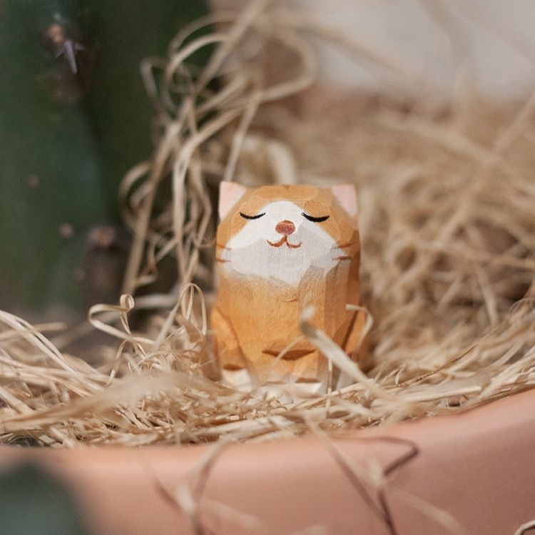 Hand-Carved Sandalwood Cat Figurine Premium Wooden Kitten Ornament & Desktop Decor Gift